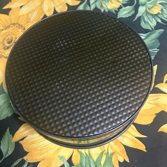 Springform Cake Pan - Removable Base - Picture 2 of 3